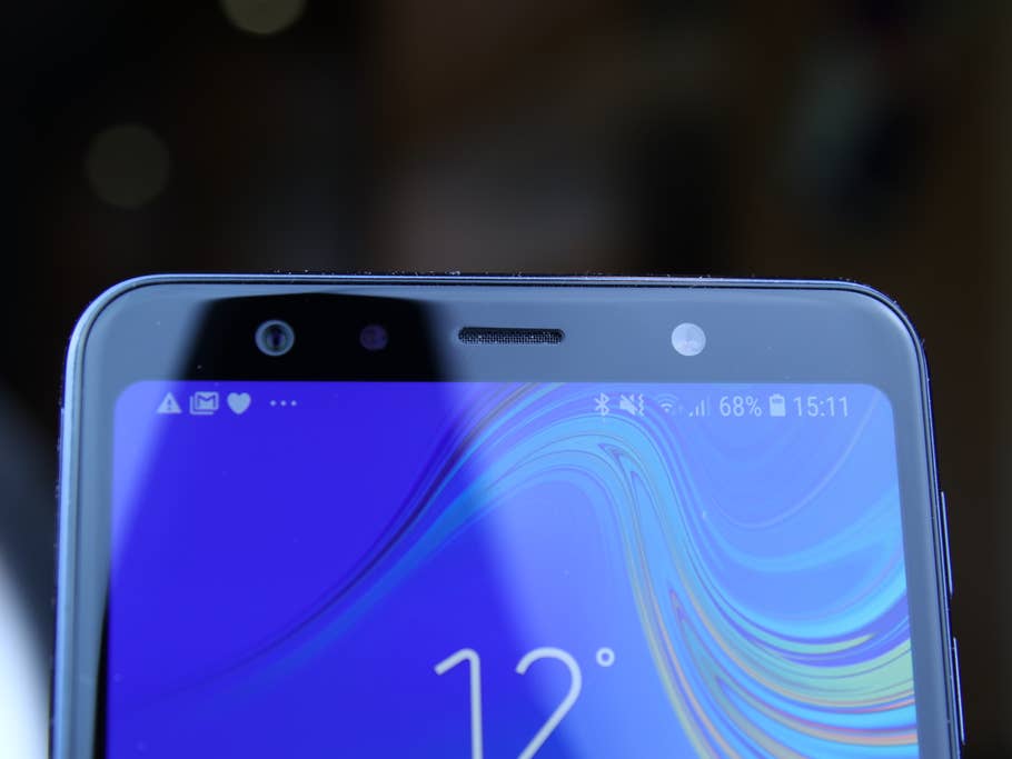 Der obere Rand des Displays des Samsung Galaxy A7 (2018) in der Nahaufnahme
