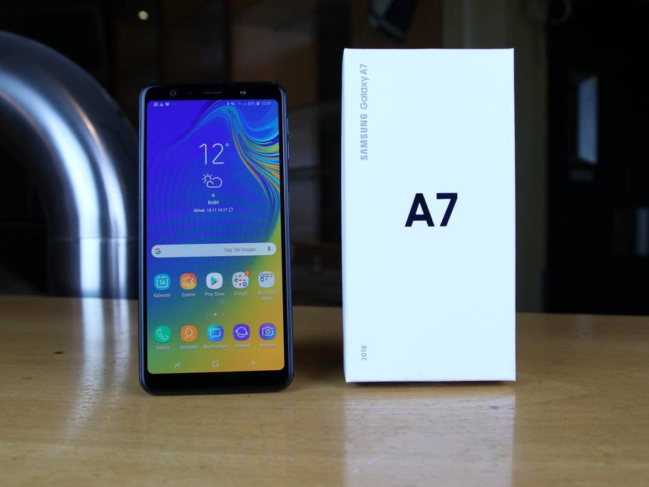 Das Samsung Galaxy A7 (2018) mit Verpackung im Hands-On