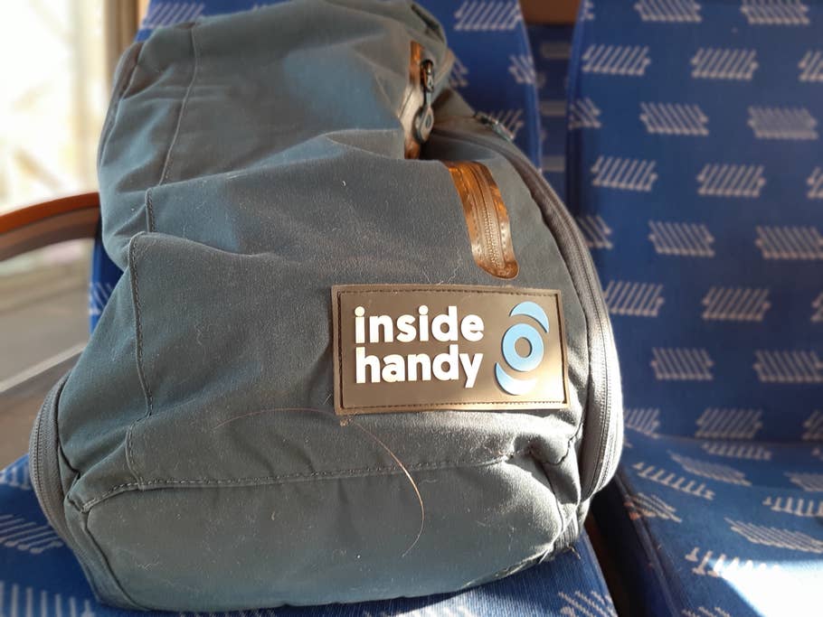 Eine inside handy Tasche auf einem Bahn-Sitz mit mittlerem Bokeh-Effekt