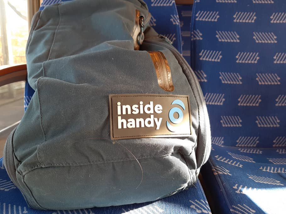 Eine inside handy Tasche auf einem Bahn-Sitz mit schwachem Bokeh-Effekt