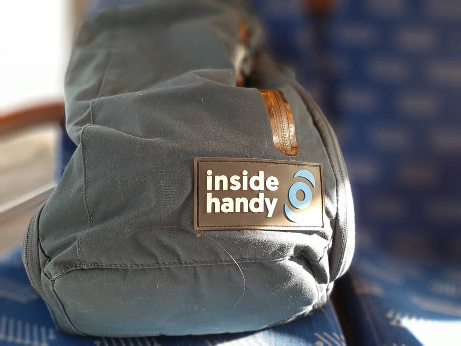Eine inside handy Tasche auf einem Bahn-Sitz mit starkem Bokeh-Effekt