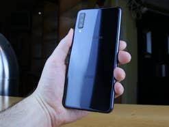 Das Samsung Galaxy A7 (2018) in einer Hand