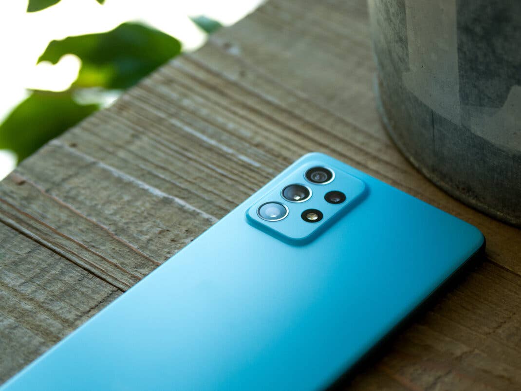 Die Rückseite des Samsung Galaxy A72 samt schön integrierter Kamera.