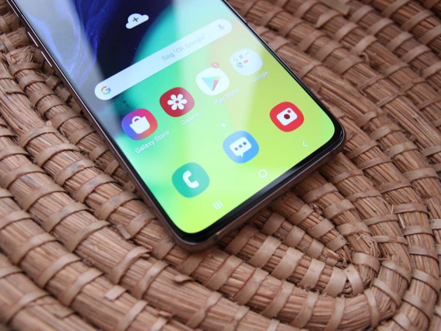 Das Smartphone Samsung Galaxy A80 mit eingeschaltetem Display