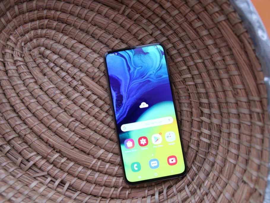 Das Smartphone Samsung Galaxy A80 mit eingeschaltetem Display