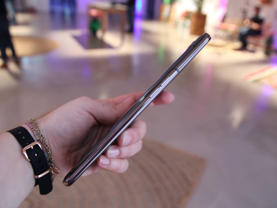 Das Smartphone Samsung Galaxy A80 in der Hand einer Frau