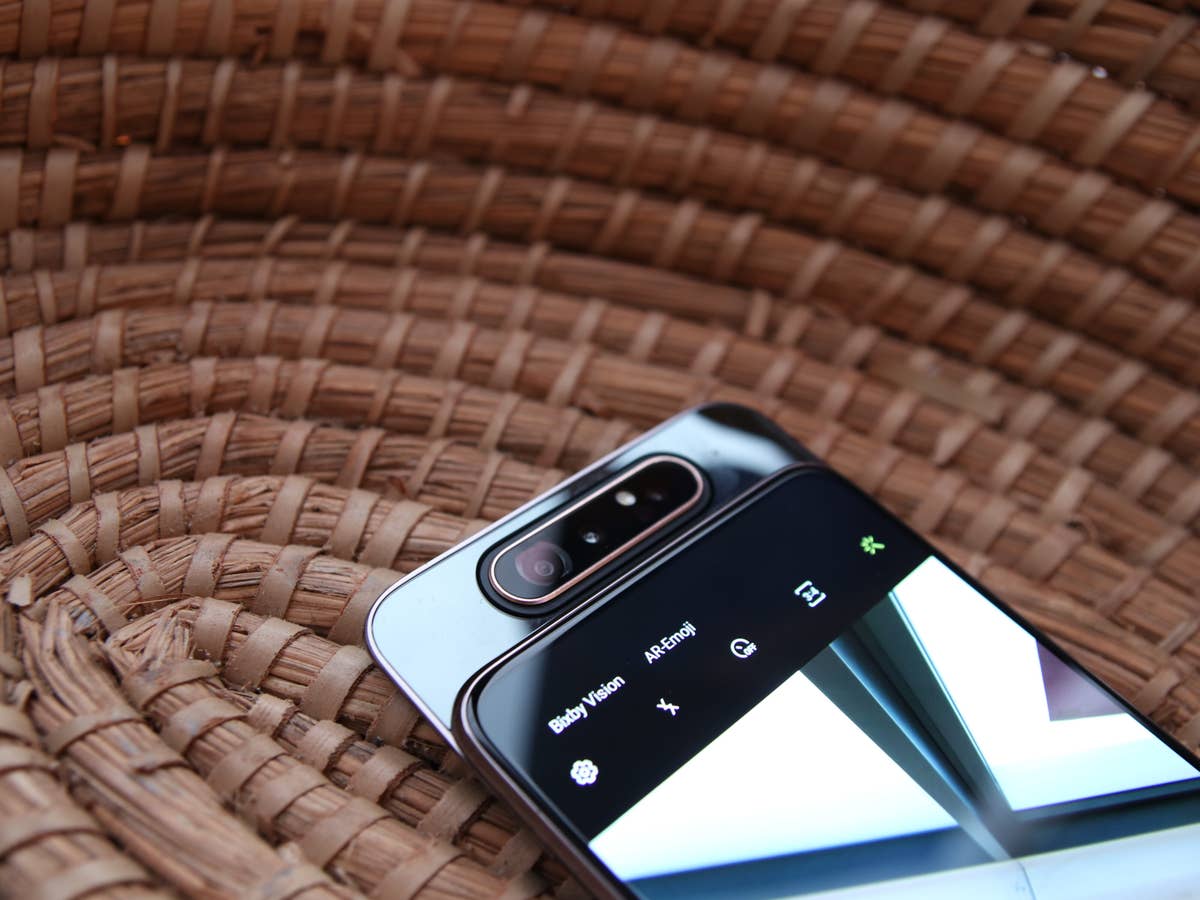 Das Smartphone Samsung Galaxy A80 mit eingeschaltetem Display