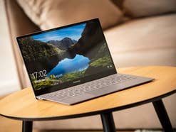 Samsung Galaxy Book S auf Holztisch