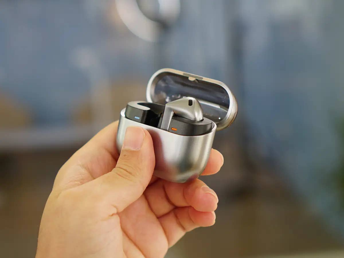 Samsung Galaxy Buds 3 in einer Hand.