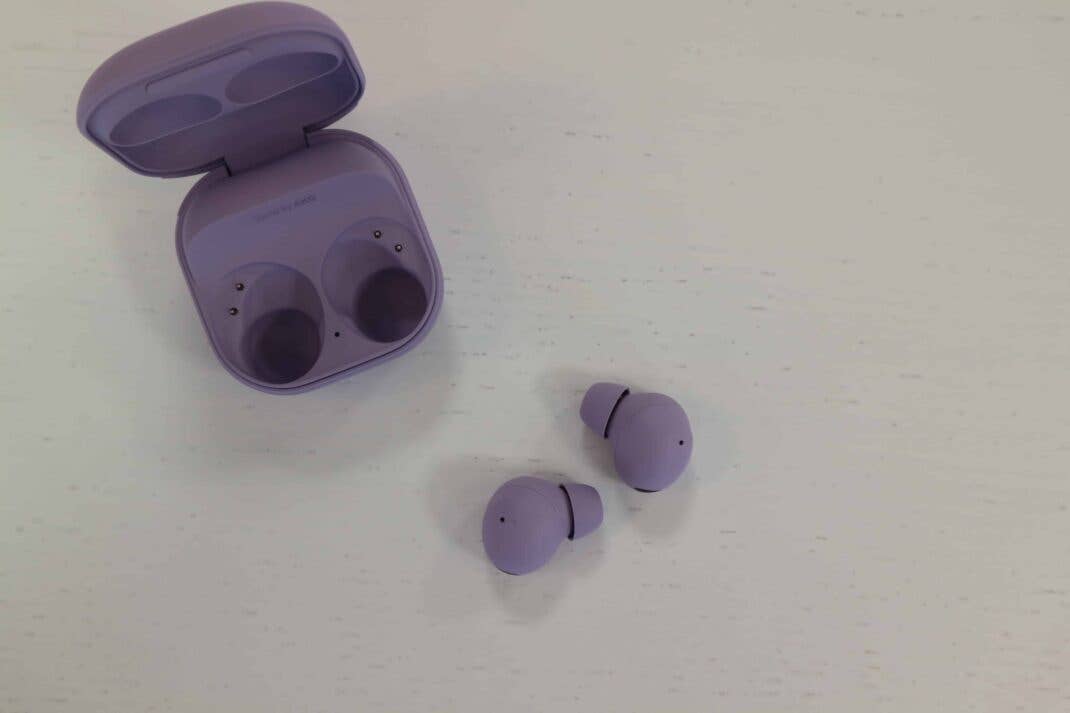 Die neuen Samsung Galaxy Buds2 Pro neben ihrem Ladecase