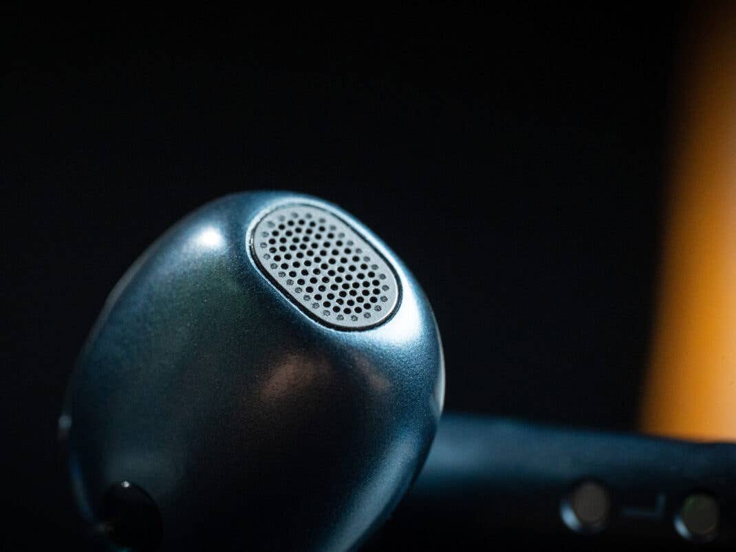 Das Lautsprechergitter der Samsung Galaxy Buds4.