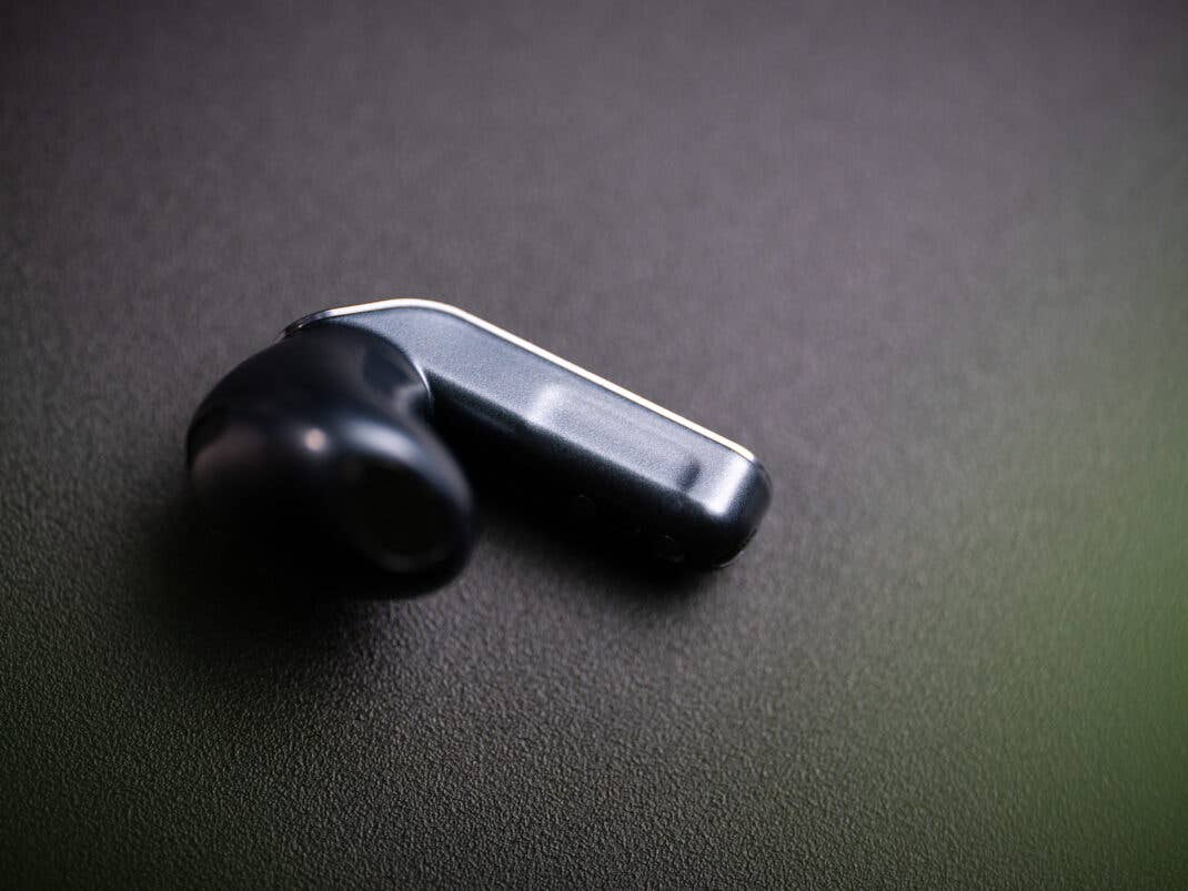 Die Markierungen für die Kneif-Gesten der Samsung Galaxy Buds4.