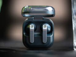 Die Samsung Galaxy Buds4 im Lade-Etui.