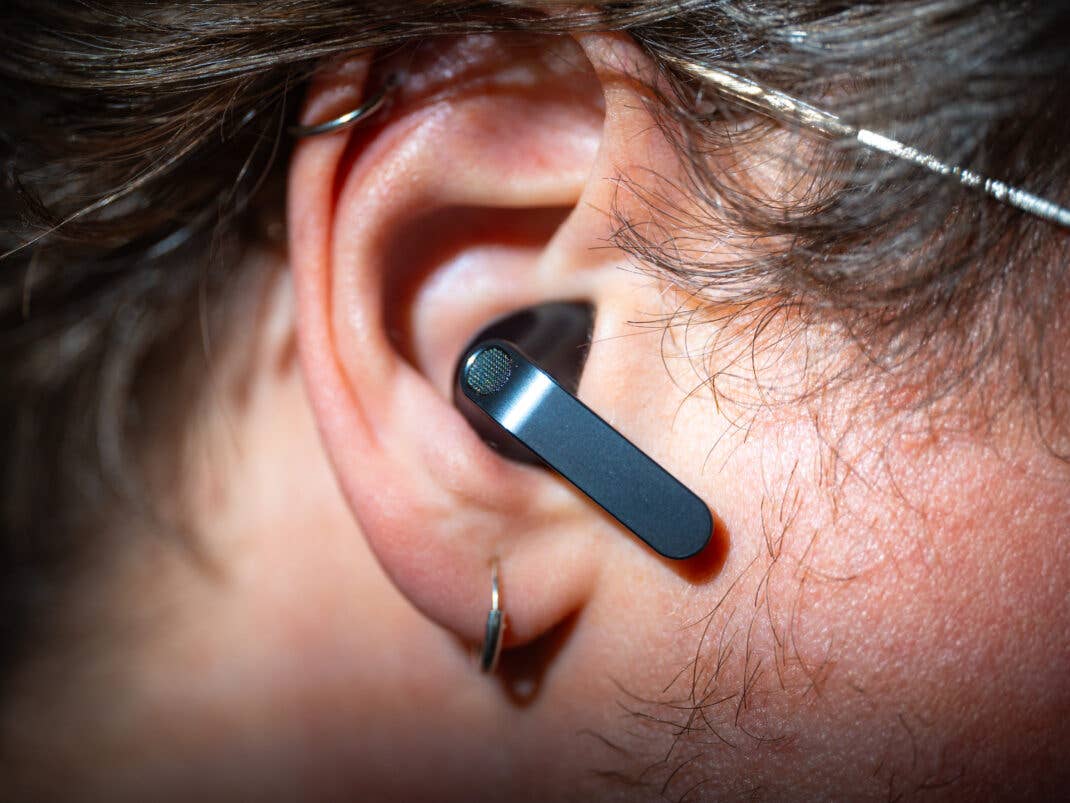 Die Samsung Galaxy Buds4 in einem Ohr.