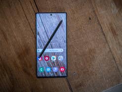 Samsung Galaxy Note 10+ auf einem Tisch