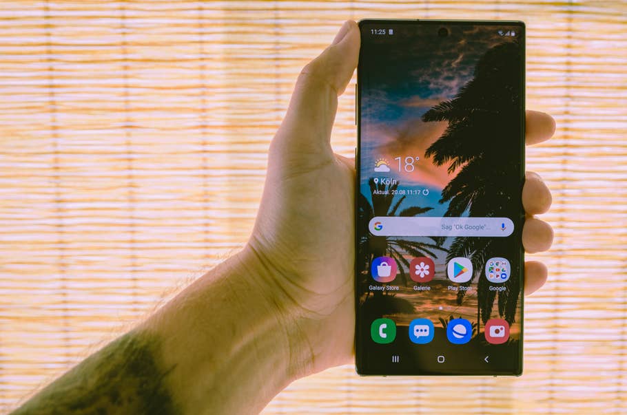 Mit fast 7 Zoll bewegt sich das Samsung Galaxy Note 10+ an der Grenze zum Tablet.