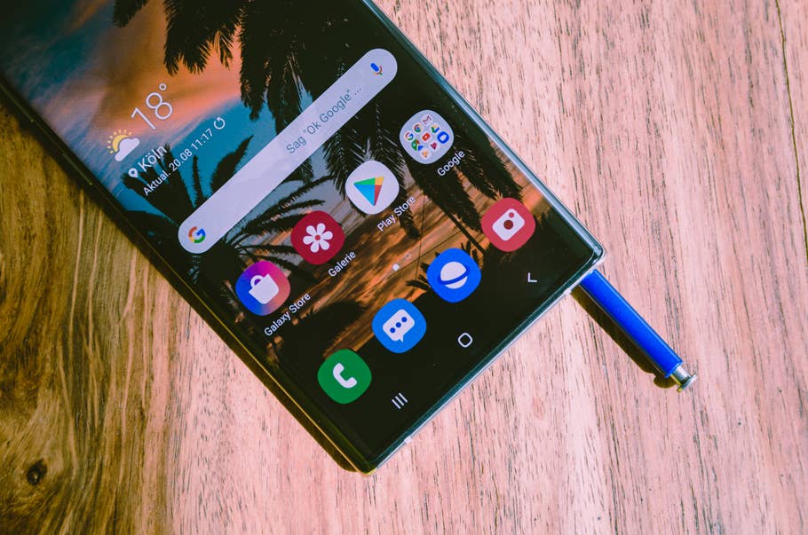 Der S Pen des Note 10+ ist in der Aura Glow Edition Blau.
