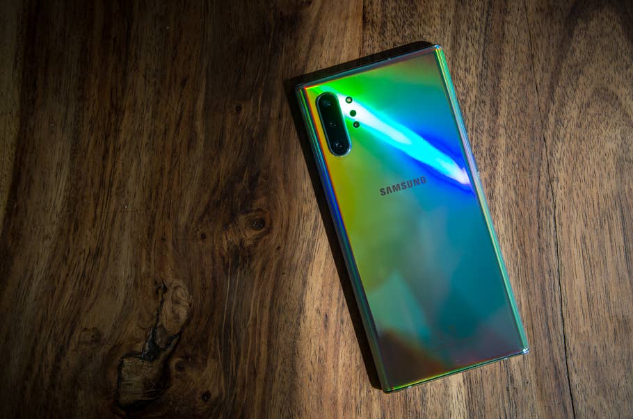 Die Rückseite des Samsung Galaxy Note 10+ schimmert   je nach Lichteinfall   in allen erdenklichen Farben.