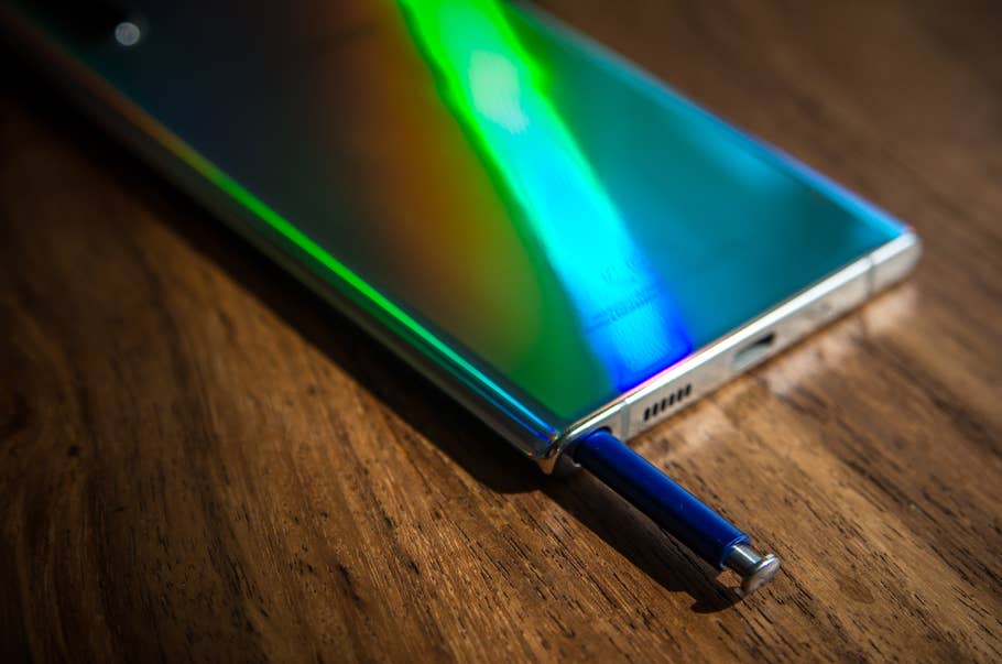 Satte 12 GB Arbeitsspeicher und bis zu 512 GB interner Speicher bietet das Samsung Galaxy Note 10+.