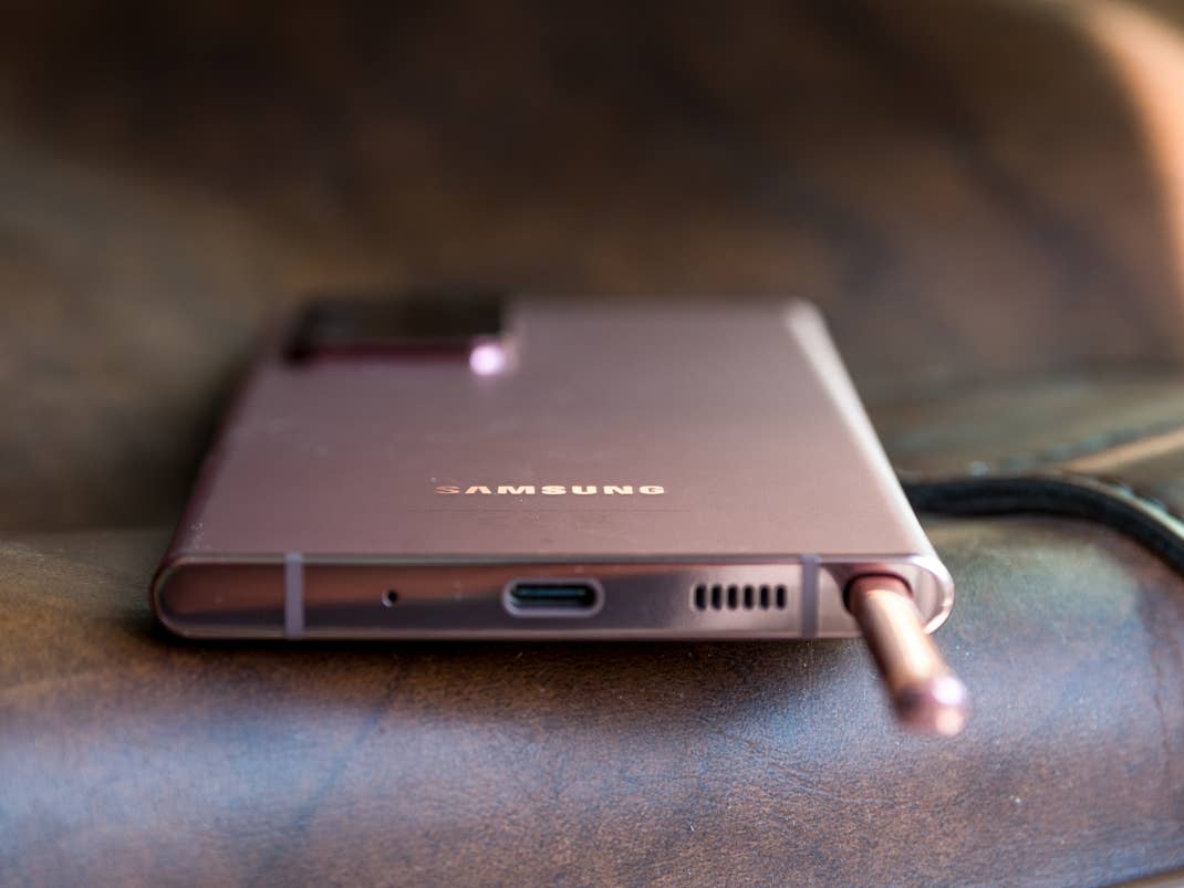 Einer der beiden Lautsprecher des Samsung Galaxy Note 20 Ultra befindet sich an der unteren Kante Einer der beiden Lautsprecher des Samsung Galaxy Note 20 Ultra befindet sich an der unteren Kante