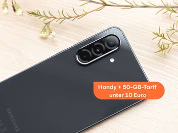 Ein Samsung Galaxy A36 liegt auf einem Tisch.