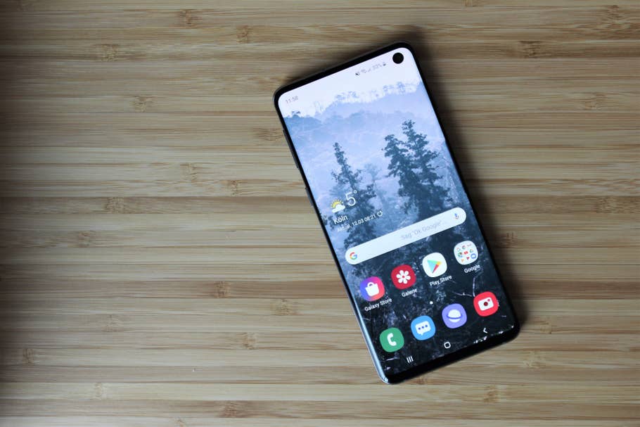 Das Samsung Galaxy S10 mit eingeschaltetem Display