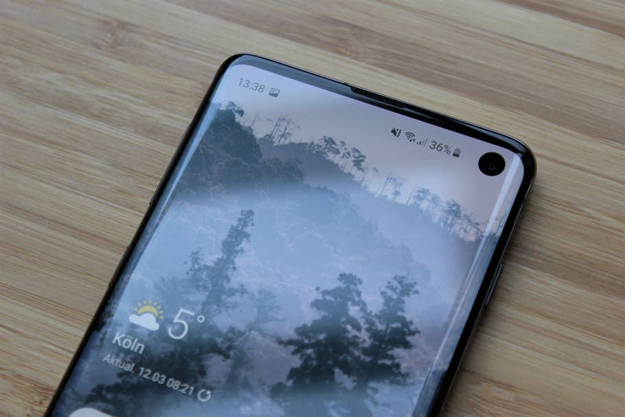 Das Samsung Galaxy S10 mit eingeschaltetem Display