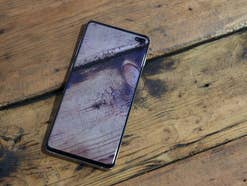 Samsung Galaxy S10+ auf Holz