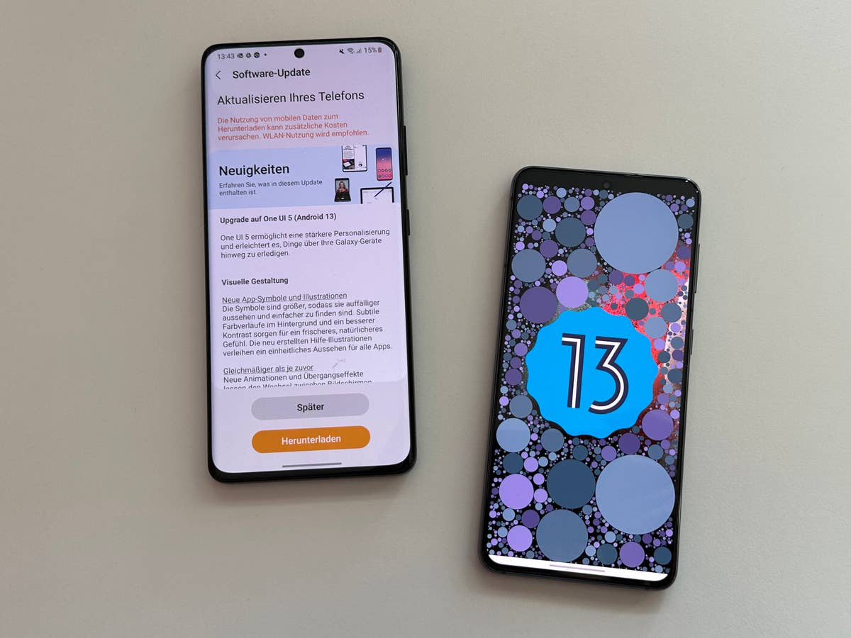 Ein Samsung Galaxy S21 und S21 Ultra mit dem Android 13 Update