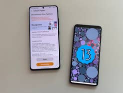 Ein Samsung Galaxy S21 und S21 Ultra mit dem Android 13 Update