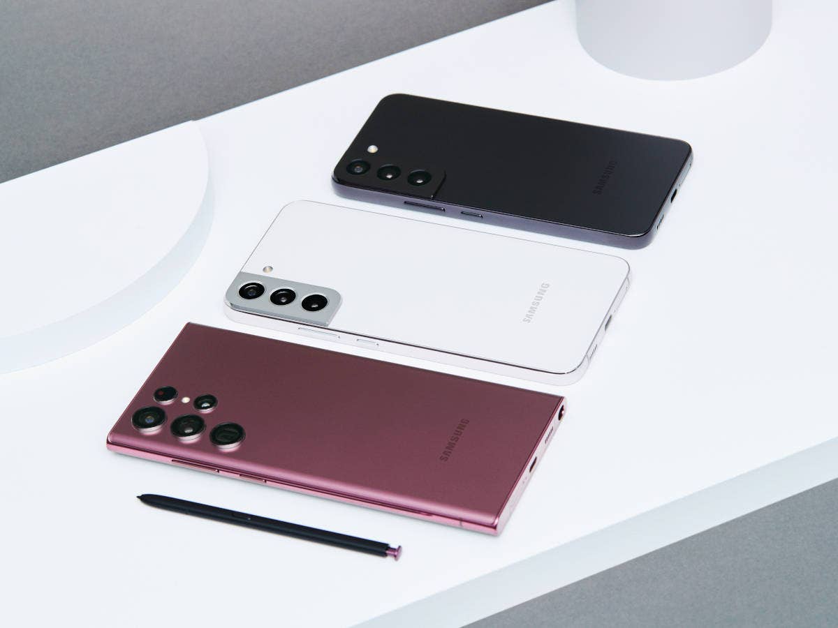Samsung Galaxy S22, S22+ und S22 Ultra liegen auf einem Tisch.