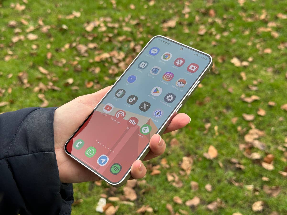 Samsung Galaxy S24 Plus in der Hand Samsung Galaxy S24 Plus im Test: Der heimliche Star der Reihe?