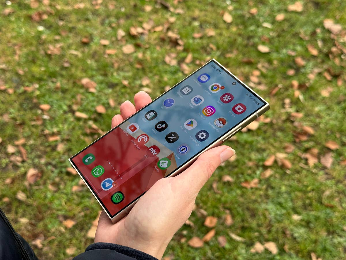 Ein Samsung Galaxy S24 Ultra bekommt Android 16 und One UI 8