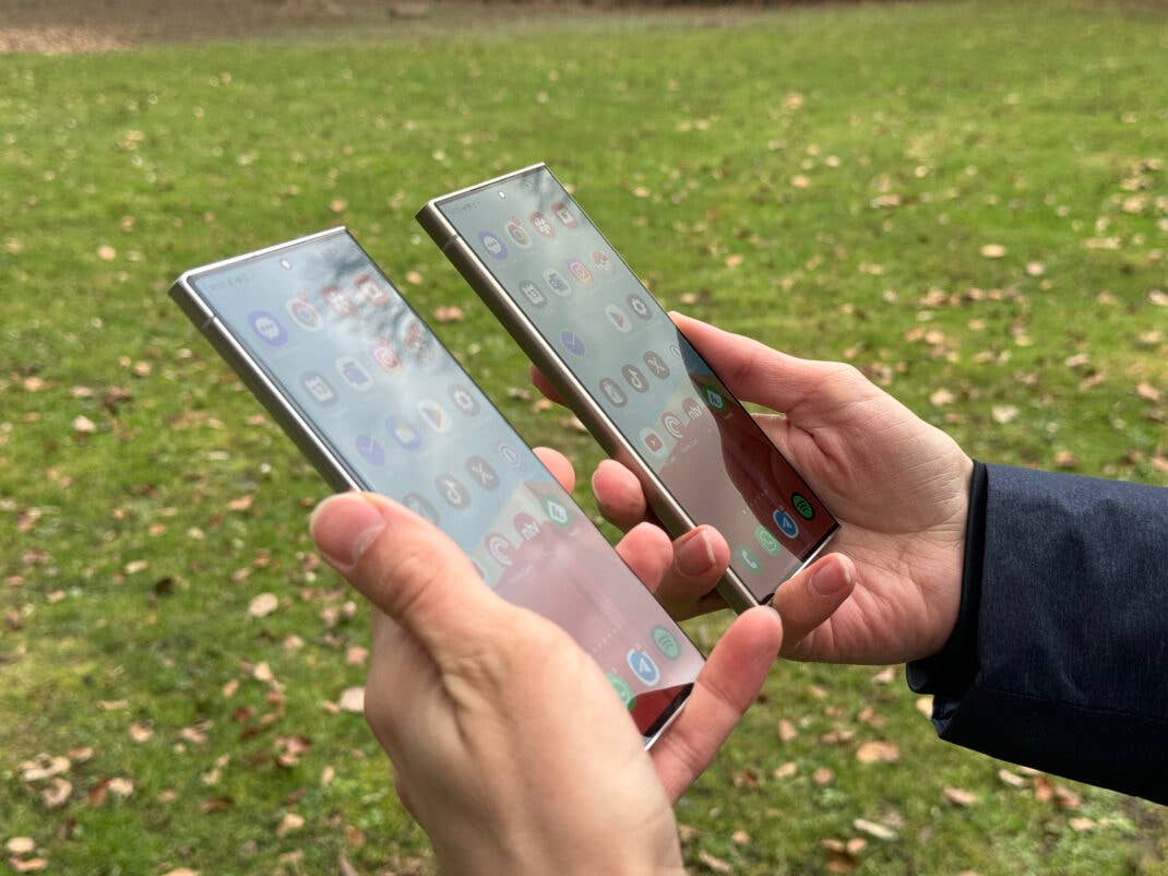 Das Samsung Galaxy S24 Ultra (rechts) spiegelt deutlich weniger als der Vorgänger
