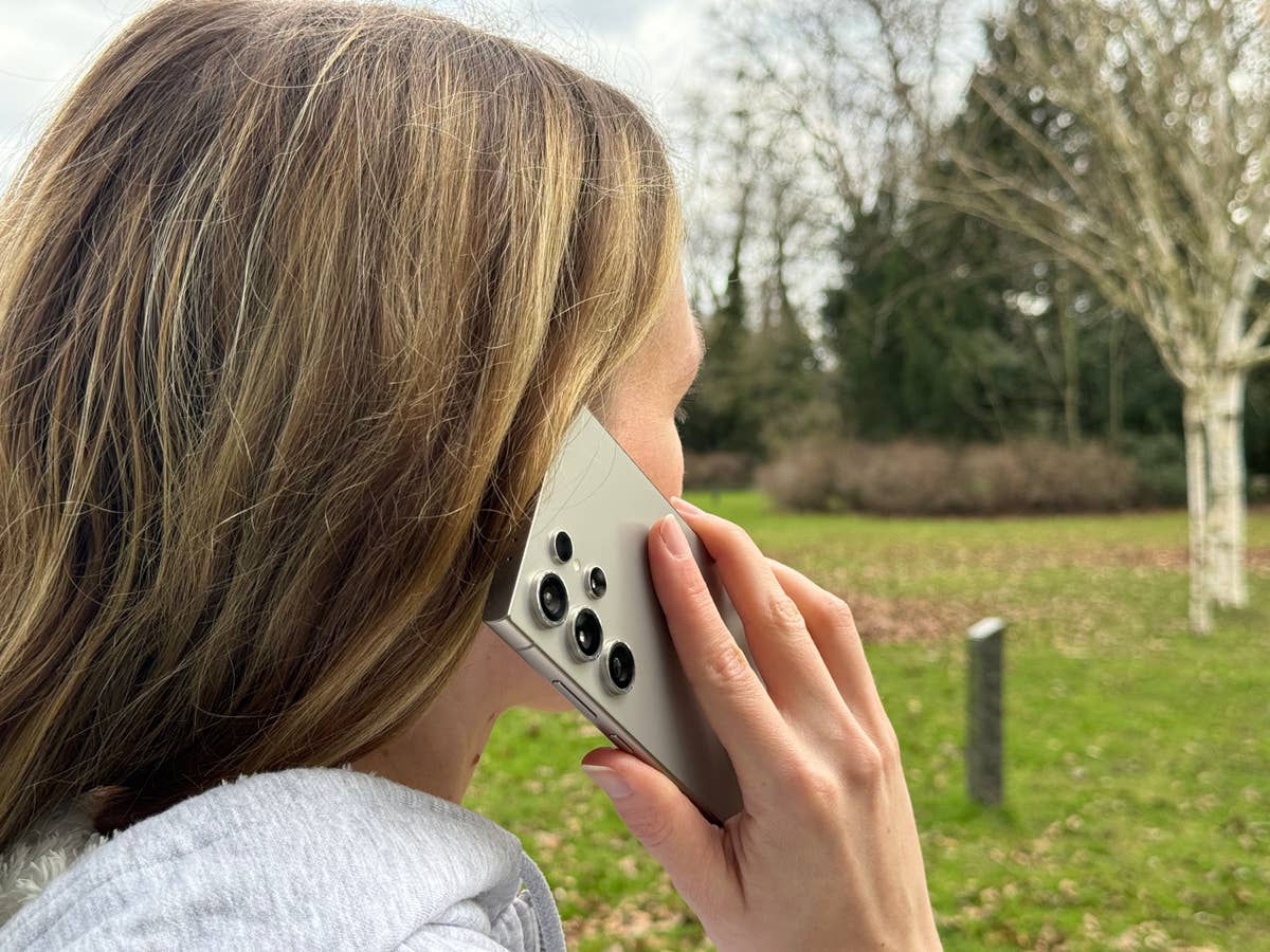 Bis zu 3 Jahre Haft: Diese neue Smartphone-Funktion ist illegal Eine Frau hält ihr Smartphone zum Telefonieren ans Ohr