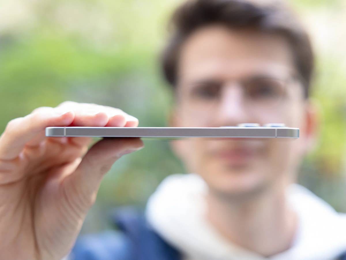 Wollen die Kunden einfach keine dünnen Smartphones? Ich halte das Samsung Galaxy S25 Edge in der Hand