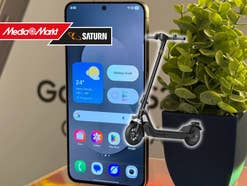 Samsung Galaxy S25 FE auf einem Presseevent daneben ein E-Scooter und das MediaMarkt-Logo