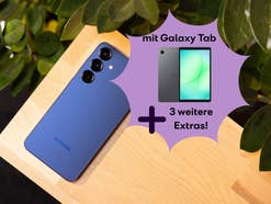 Samsung Galaxy S25 liegt auf einem Tisch, davor ein Störer mit dem Galaxy Tab A11 sowie dem Verweis auf drei weitere Extras