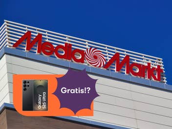 Samsung Galaxy S25 Ultra vor einem MediaMarkt-Gebäude.