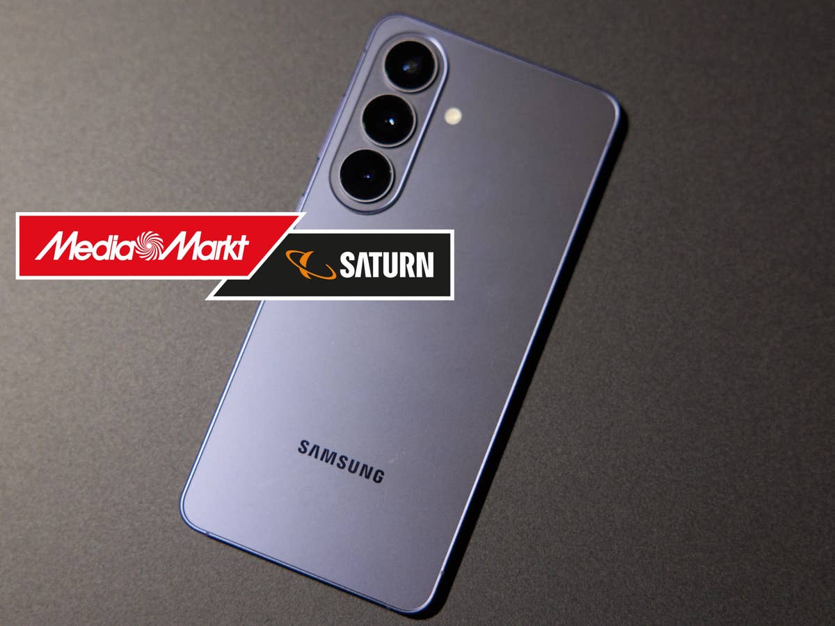 samsung Galaxy S26 bei MediaMarkt im Angebot Samsung Galaxy S26 auf einem dunklen Tisch davor das MediaMarkt-Logo