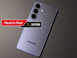 Samsung Galaxy S26 auf einem dunklen Tisch davor das MediaMarkt-Logo