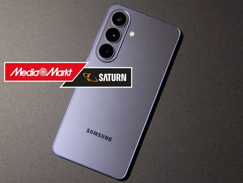 Samsung Galaxy S26 auf einem dunklen Tisch davor das MediaMarkt-Logo
