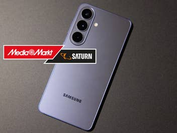Samsung Galaxy S26 auf einem dunklen Tisch davor das MediaMarkt-Logo