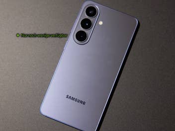 Samsung Galaxy S26 auf einem dunklen Tisch liegend, daneben der Hinweis, dass nur noch wenige verfügbar sind