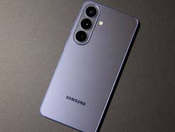 Samsung Galaxy S26 auf einem dunklen Tisch liegend