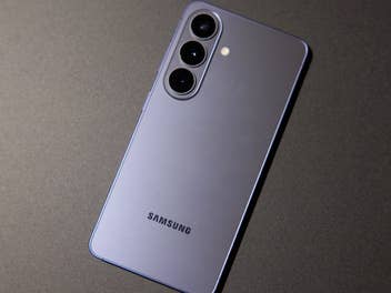 Samsung Galaxy S26 auf einem dunklen Tisch liegend