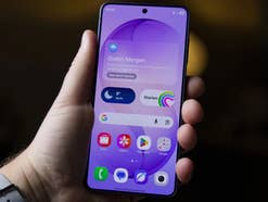 Samsung Galaxy S26 in einer Hand