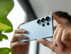 Mann hält Samsung Galaxy S26 Ultra in der Hand und nimmt ein Bild auf