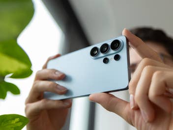 Mann hält Samsung Galaxy S26 Ultra in der Hand und nimmt ein Bild auf