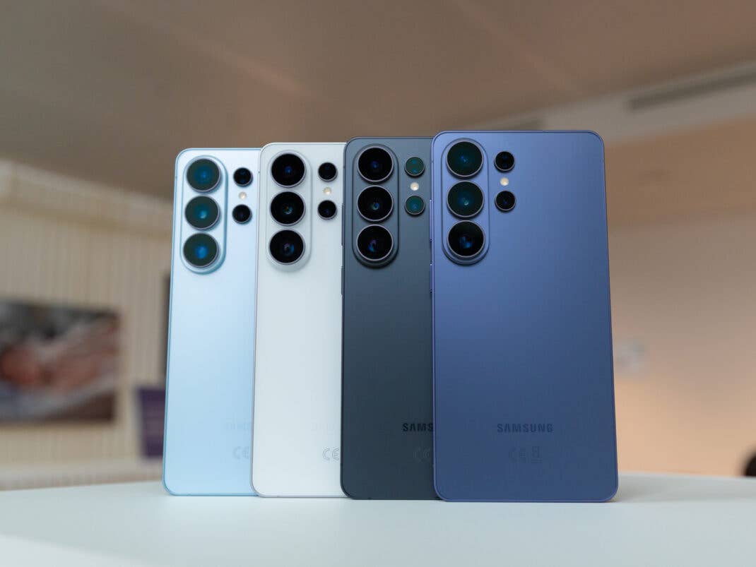 Die 4 unterschiedlichen Farbvarianten des Samsung Galaxy S26 Ultra nebeneinander